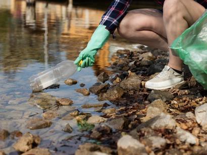 Cleaning plastic from a river